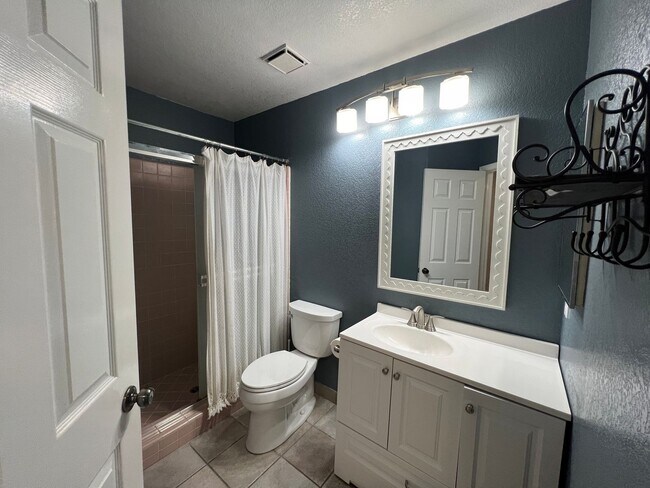 Building Photo - 4-bedroom single story home in Turlock!