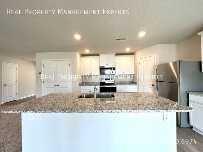 Building Photo - 512 Hawley St