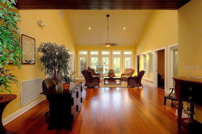 Building Photo - Charming 1BD/1BTH Ground Level Condo in St...