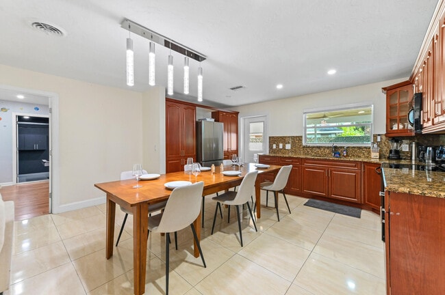 Building Photo - 2128 Dock St