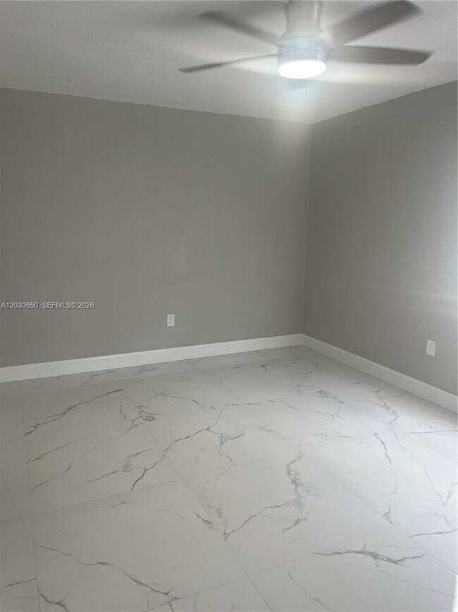 Building Photo - 5909 SW 36th Ct