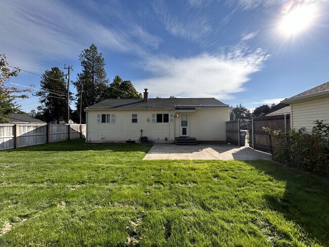 Building Photo - 1311 E Maple Ave