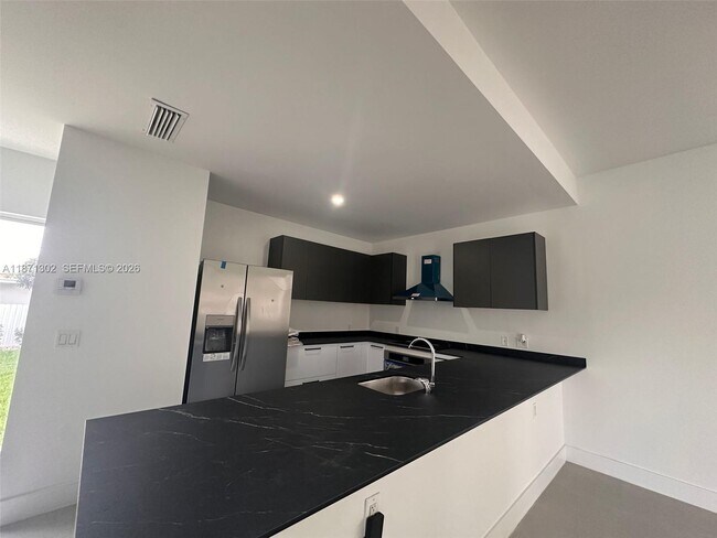 Building Photo - 538 NW 17th Ave