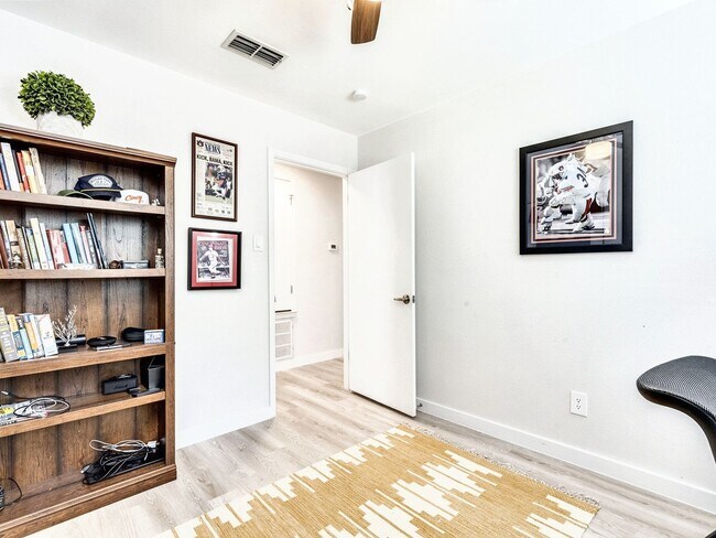 Building Photo - Lovely 3/BR 2.5/BA Modern Home with Premiu...