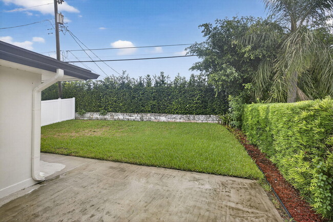 Building Photo - 4442 Sea Grape Dr