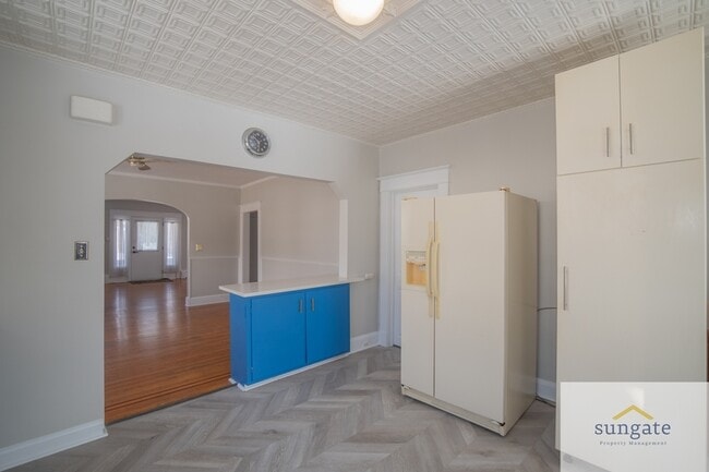 Building Photo - 3043 Pinewood Ave