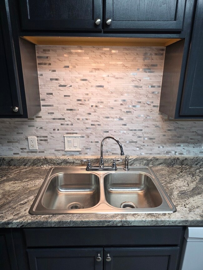 Building Photo - 1107 Davis Dr