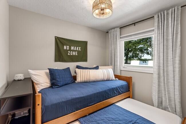 Trundle Room - 27166 Little Floyd Lake Rd