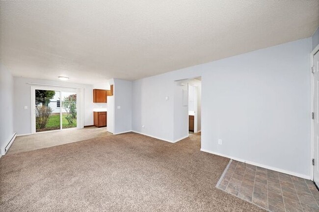 Building Photo - 3 Bedroom 1.5 Bathroom Apartment Home, Washer Dryer in Unit!