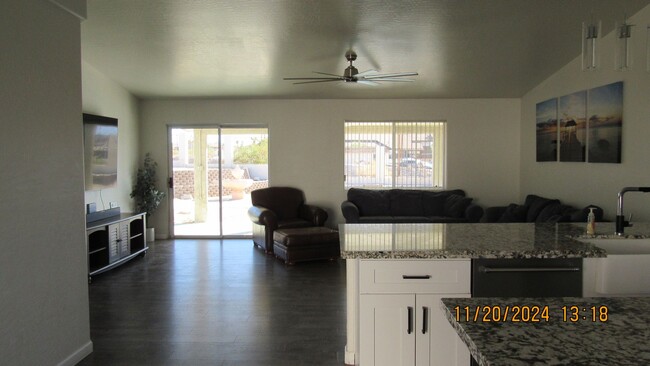 Building Photo - Refreshed 3 bedroom, 3 bath, 3 car boat de...