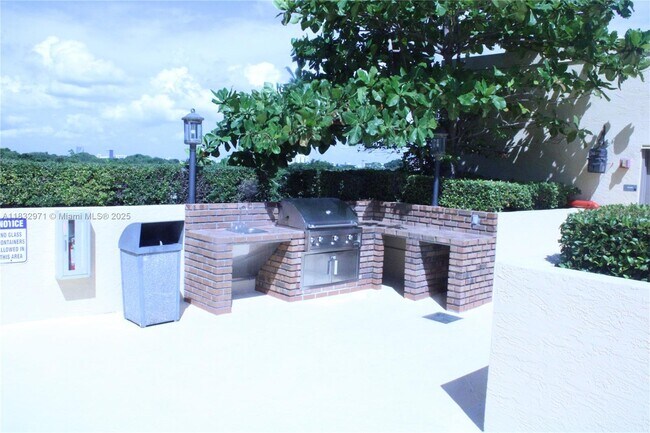 Building Photo - 2475 Brickell Ave