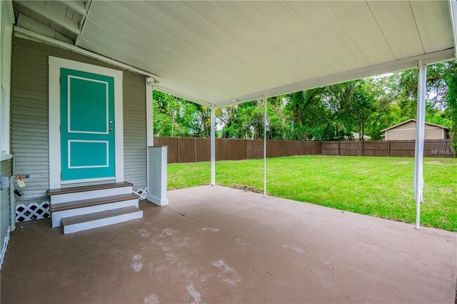 Building Photo - "Charming 3-Bed, 2-Bath Gem in Tampa's Hea...