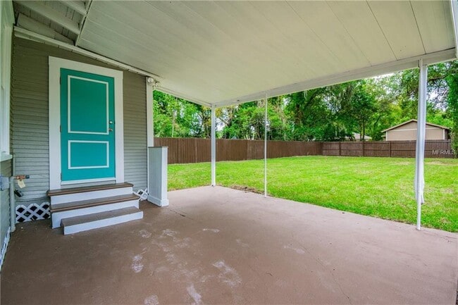 Building Photo - "Charming 3-Bed, 2-Bath Gem in Tampa's Heart - 1244 Sq Ft of Comfort Awaits!"