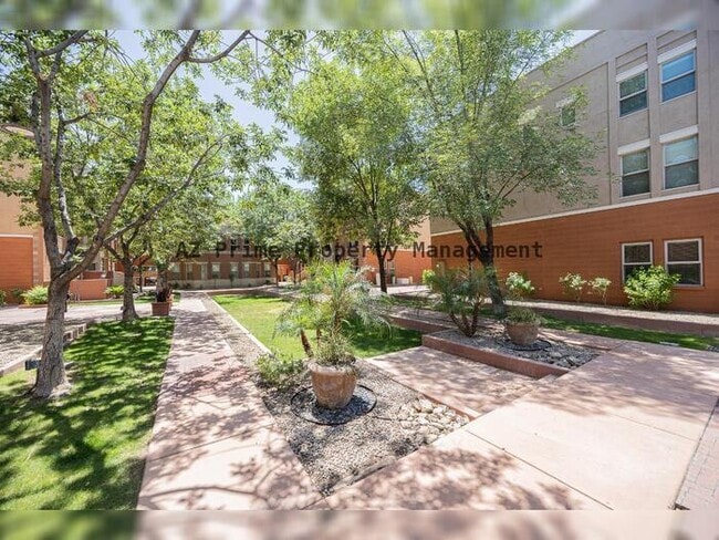 Building Photo - 563 W 6th St