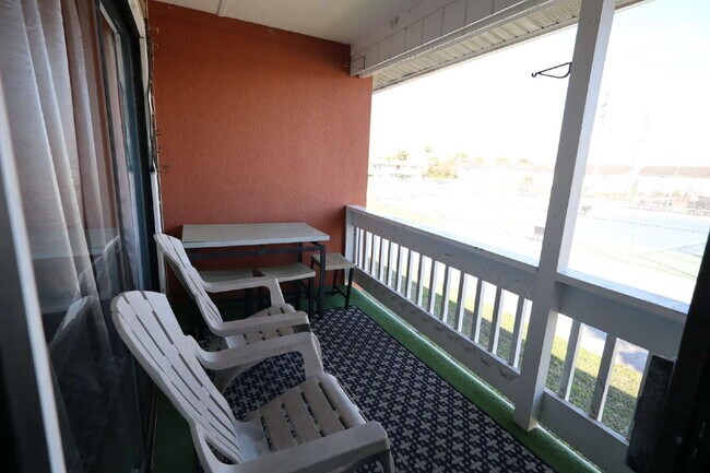 Building Photo - "Coastal Comfort Awaits: Furnished 2-Bed Condo with Pool in Destin!"