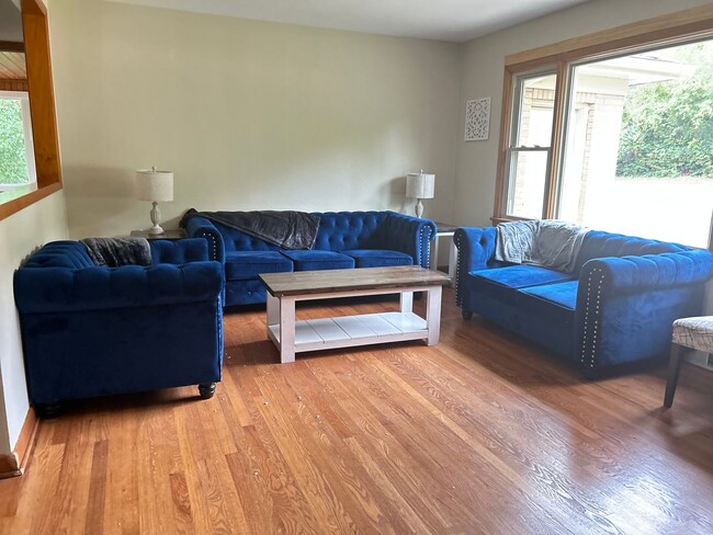 Building Photo - Beautifully Renovated Ranch-style Home!