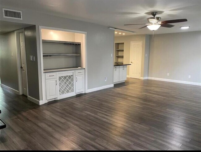 Building Photo - 10301 Briar Forest Dr