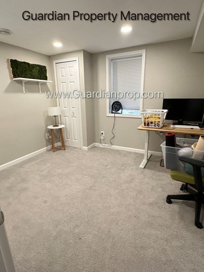 Building Photo - Nokomis Area Single Family Home, Very Clean, Dishwasher, 1 Car Garage, Available September