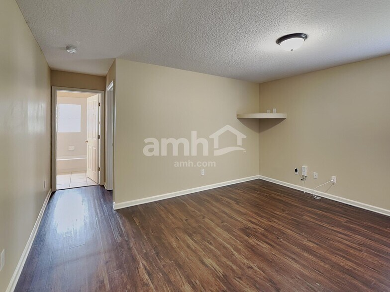 Building Photo - 705 Waterlily Way