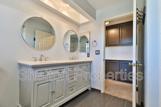Building Photo - 2708 E Leonora St