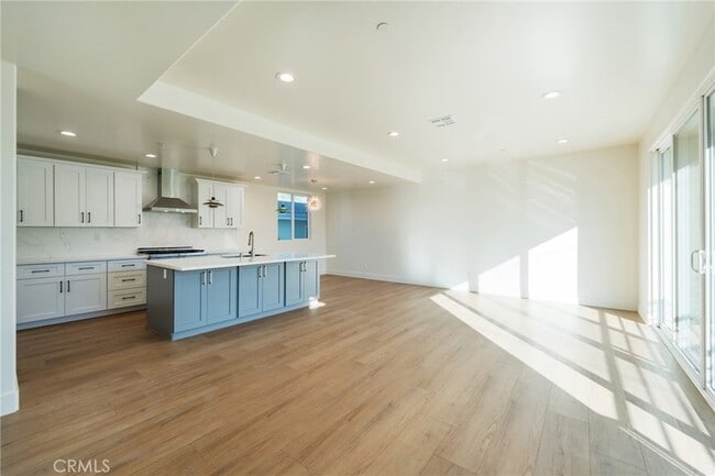 Building Photo - 714 1/2 Chestnut Avenue Unit