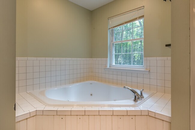 Building Photo - 80 Hillbrook Dr