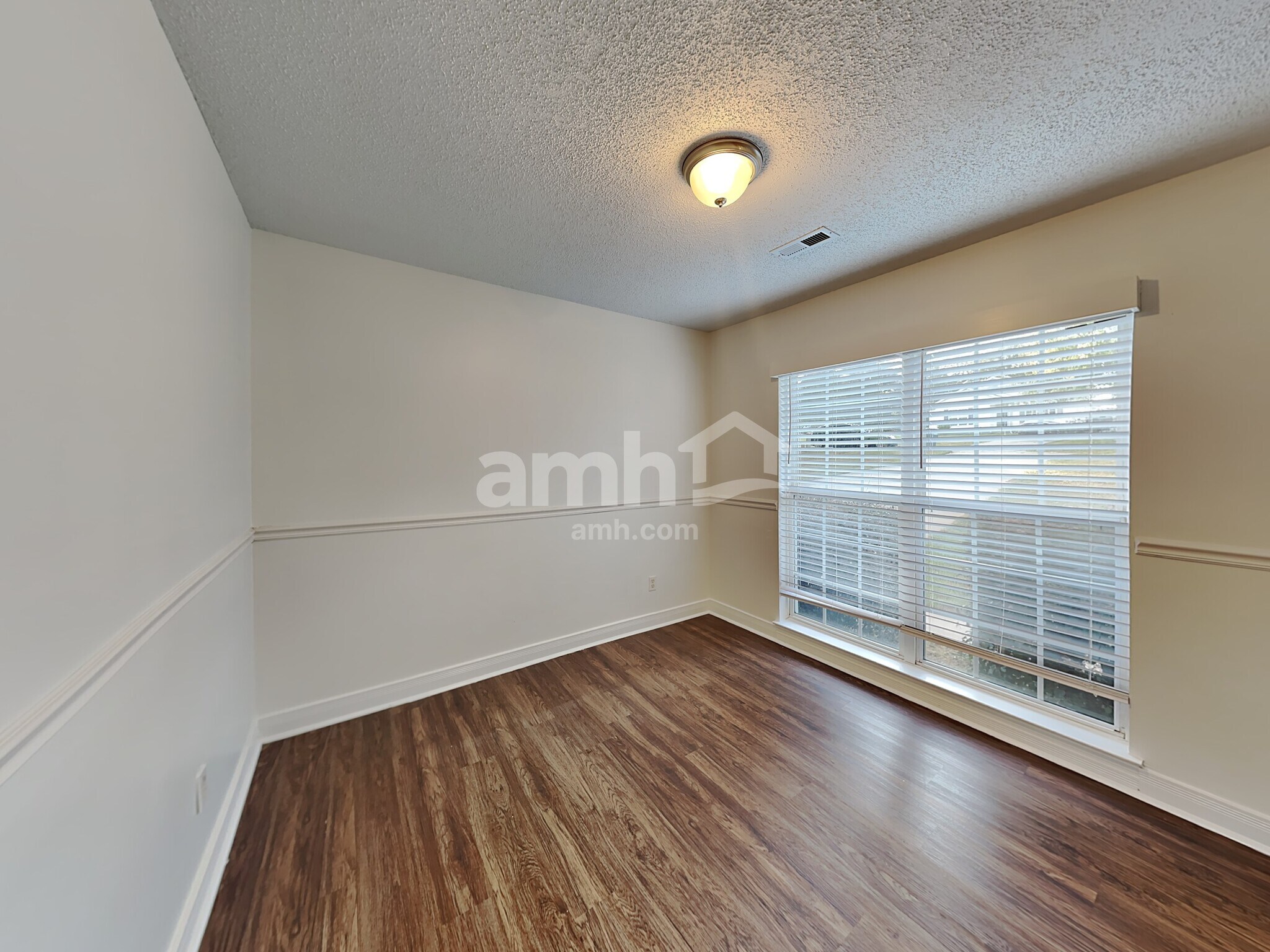 Building Photo - 949 Milkwood Ln