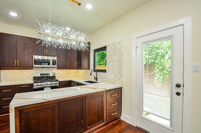 Building Photo - 3630 Dreyfus St