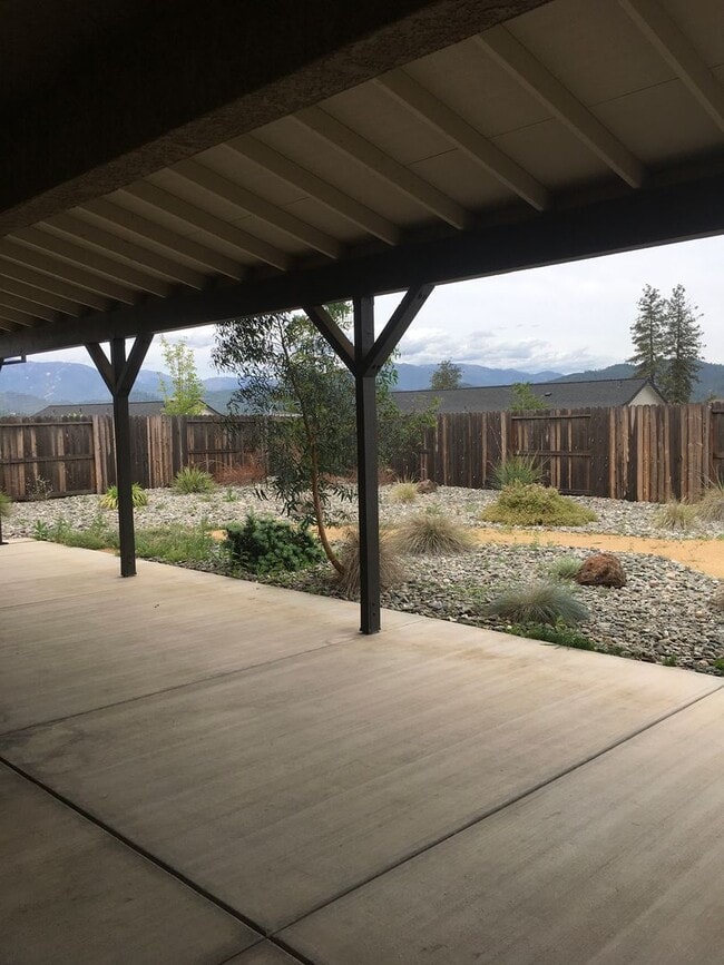 Building Photo - Beautiful Shasta Lake home with Landscapin...