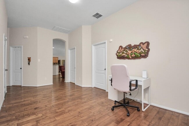 Building Photo - 3311 Raintree Village Dr