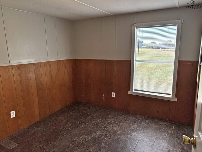 Building Photo - 314 W 6th St