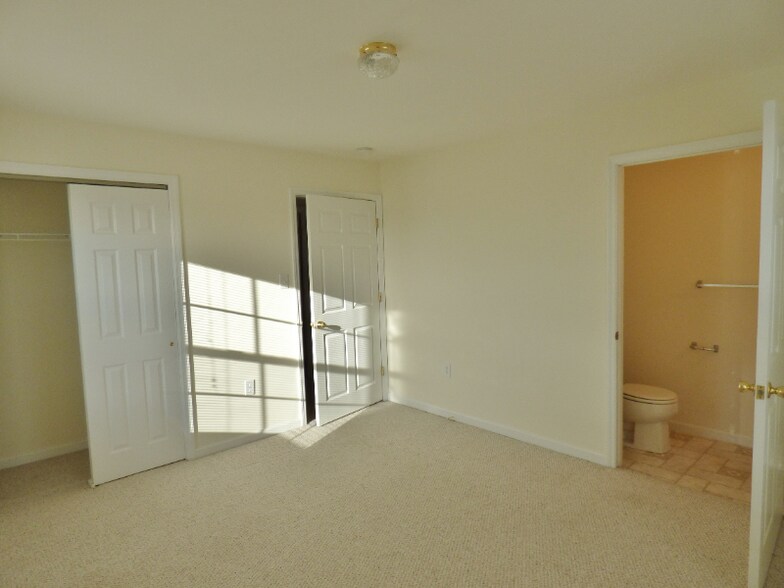 Building Photo - 9379 Redtop Ct