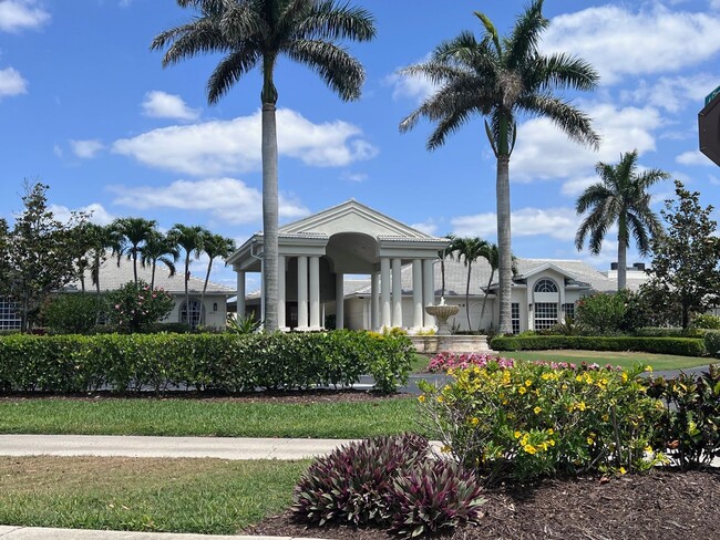 Building Photo - ** 2 BED-2 BATH FIRST FLOOR CONDO AT GLENM...