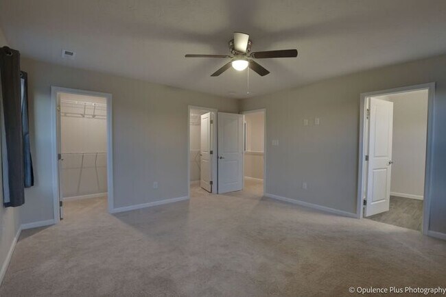 Building Photo - Gorgeous 3 Bed 3.5 Bath Fairborn Home!