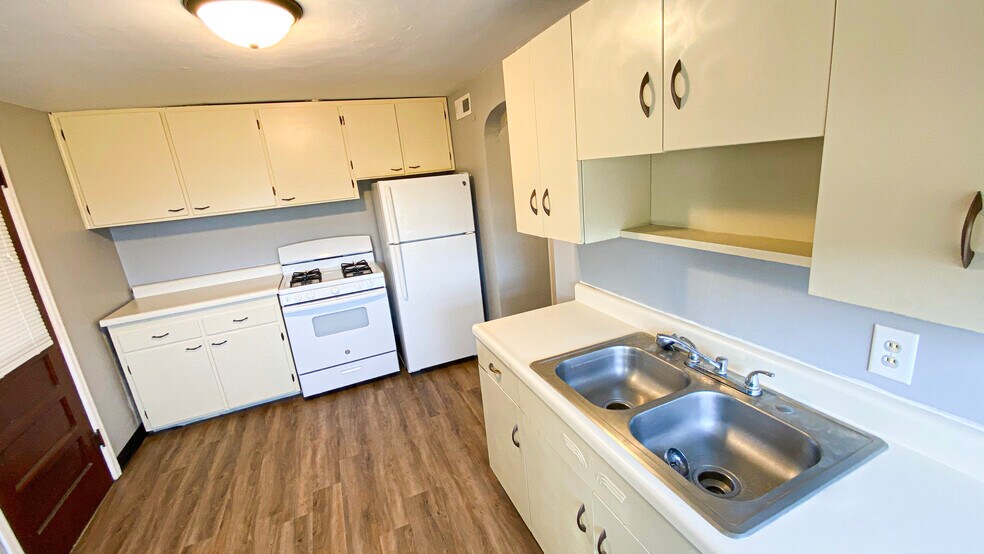 Kitchen - 227 W Dunklin St