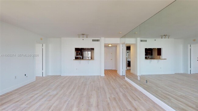 Building Photo - 540 Brickell Key Dr