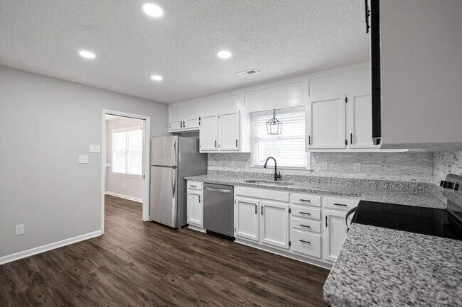 Building Photo - 1028 SE Kinsey Dr