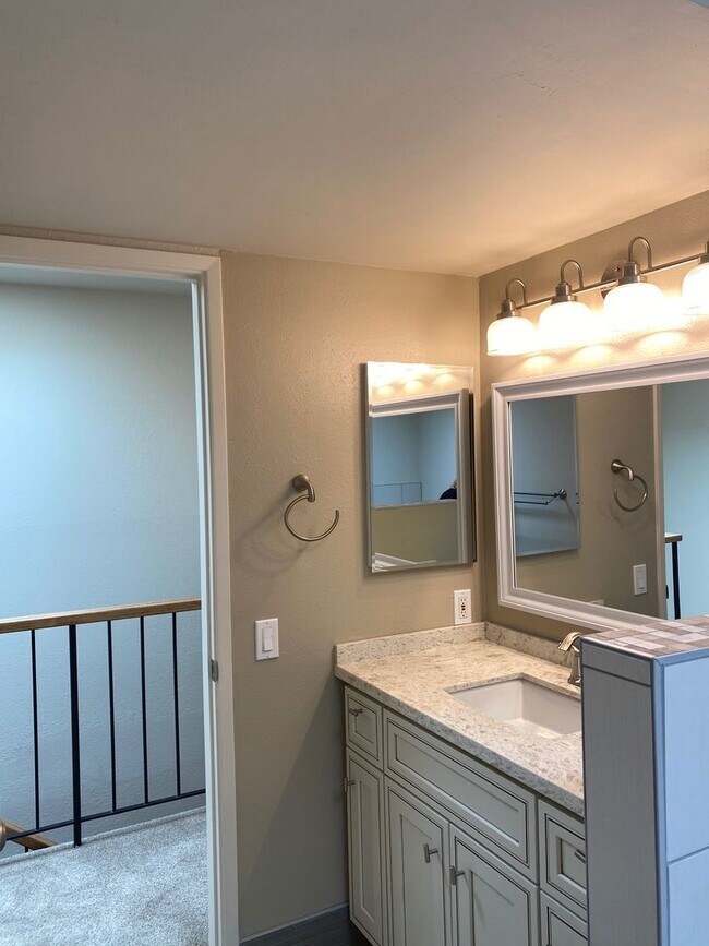 Building Photo - $4900-  Mountain View Townhouse-2 bedroom 2.5 bath.