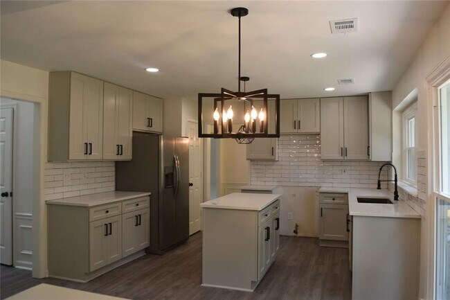 Building Photo - 10680 Glenbarr Dr
