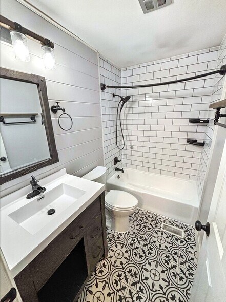 Building Photo - 813 Big Bend Woods Dr