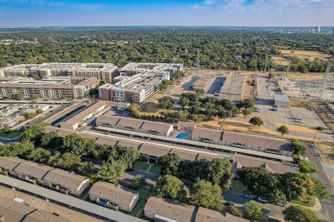 Building Photo - 5814 Sandhurst Ln