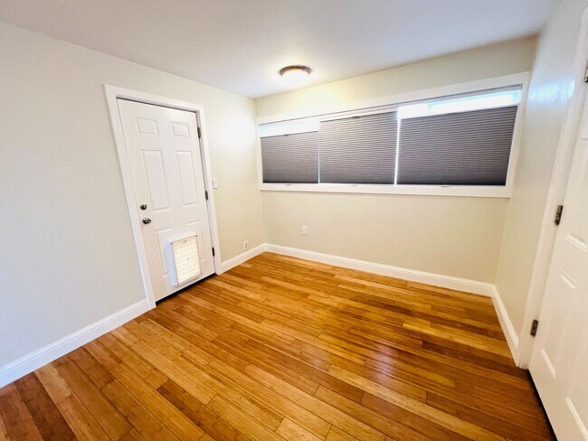 Building Photo - Beautiful 2 bedroom, + office/bonus room i...
