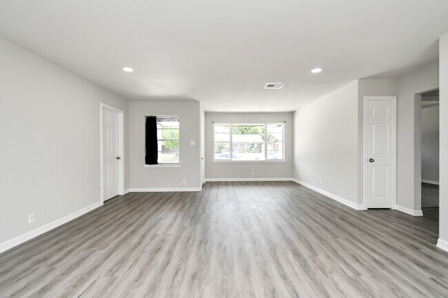 Building Photo - 638 Spell St