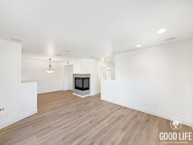 Building Photo - Stunning 3BD/3BA W/ A/C, Attached Garage, and In-Unit Laundry in Pacific Beach!