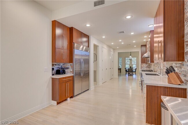 Building Photo - 820 Vegas Valley Dr