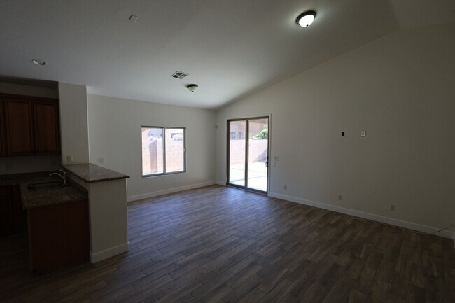 Building Photo - Remodeled 4 Bed 2 Bath Home.