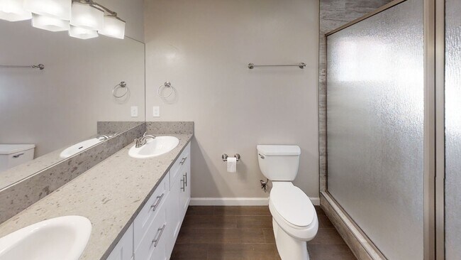 Building Photo - BIG House! Spacious bedrooms! Garage and Driveway Parking!