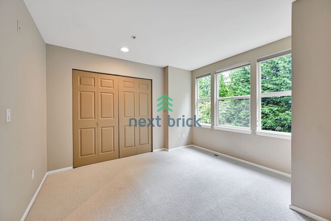 Building Photo - Beautiful 2 bed & 2.5 bath for rent