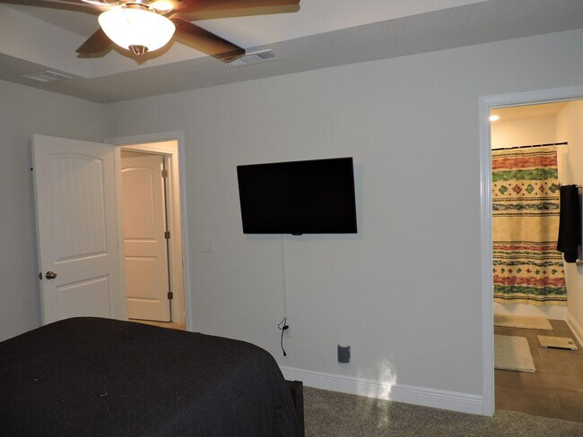 Building Photo - Easy access to Interstate & shopping!