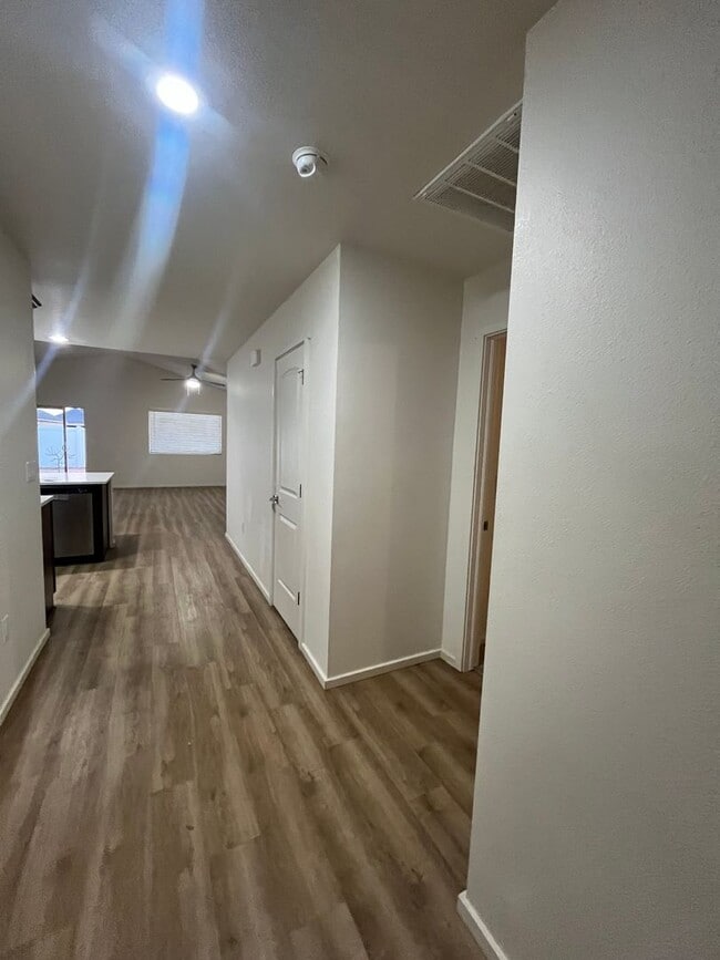 Building Photo - 1107 E La Brea Ave